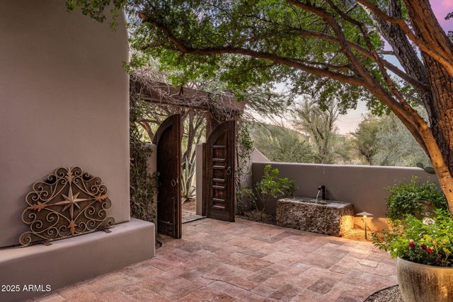 8300 E DIXILETA Drive 211, Scottsdale, AZ 85266