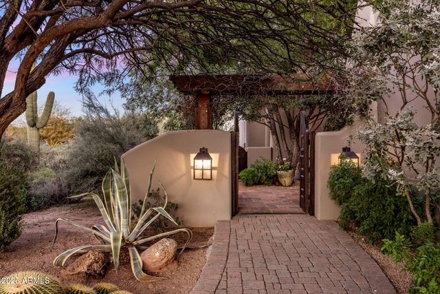 8300 E DIXILETA Drive 211, Scottsdale, AZ 85266