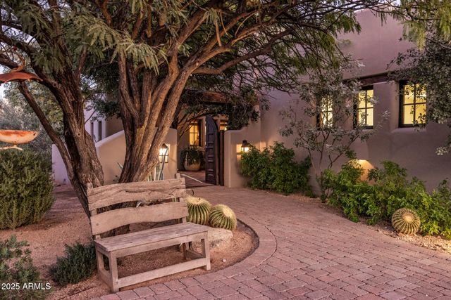 8300 E DIXILETA Drive 211, Scottsdale, AZ 85266