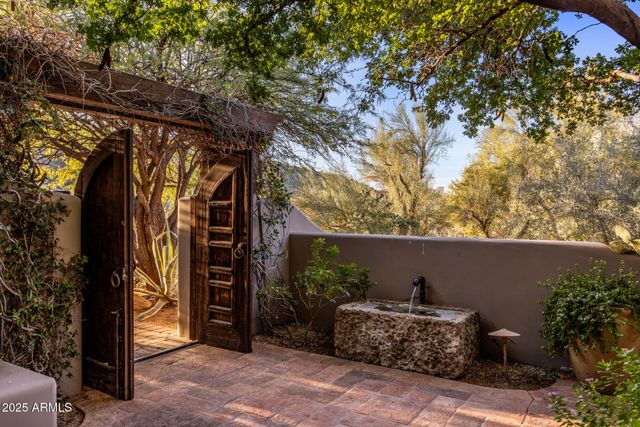 8300 E DIXILETA Drive 211, Scottsdale, AZ 85266