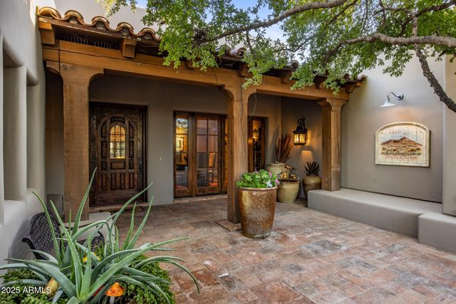 8300 E DIXILETA Drive 211, Scottsdale, AZ 85266