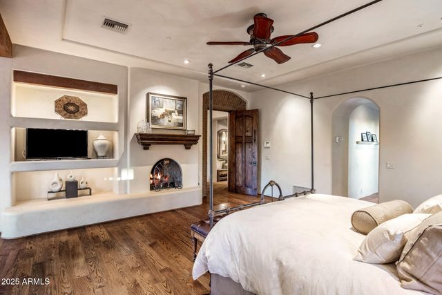 8300 E DIXILETA Drive 211, Scottsdale, AZ 85266