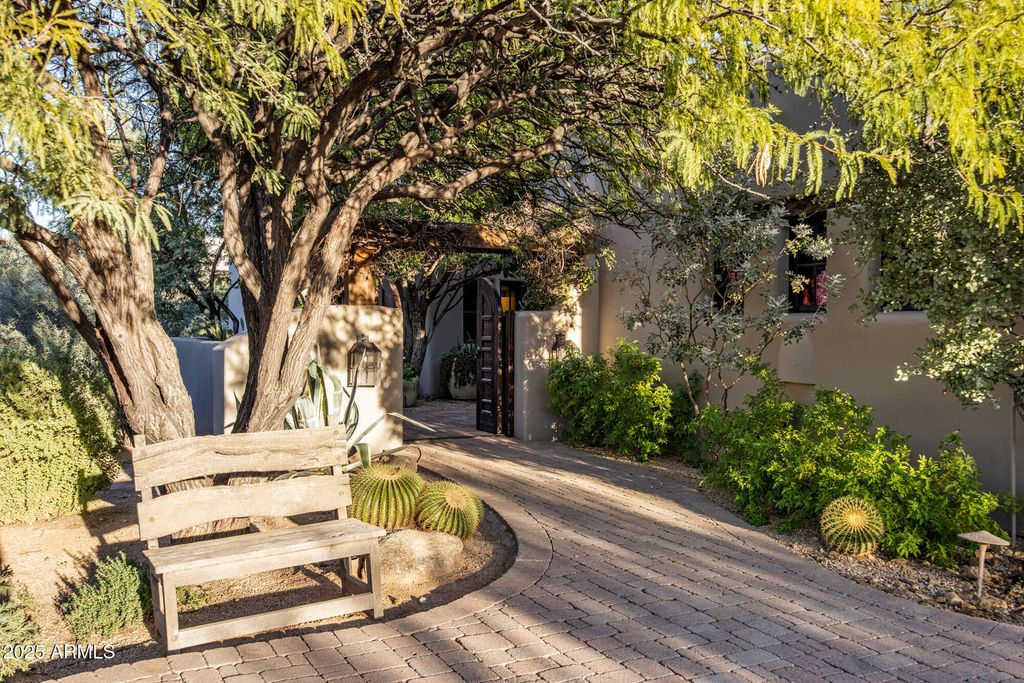 8300 E DIXILETA Drive 211, Scottsdale, AZ 85266