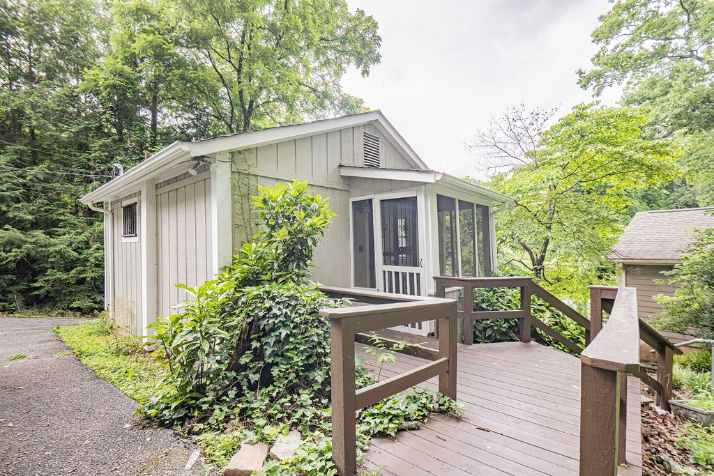 307 W Crest Road, Rossville, GA 30741
