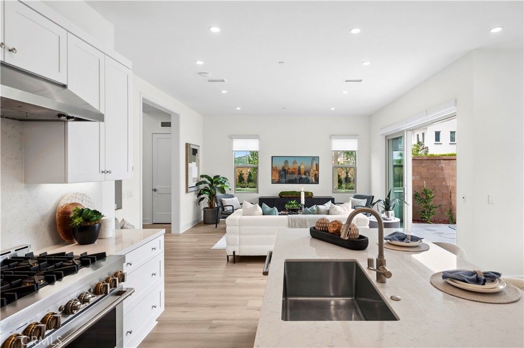 Image 11 of property listing at 122 Glydon, Irvine, CA 92618