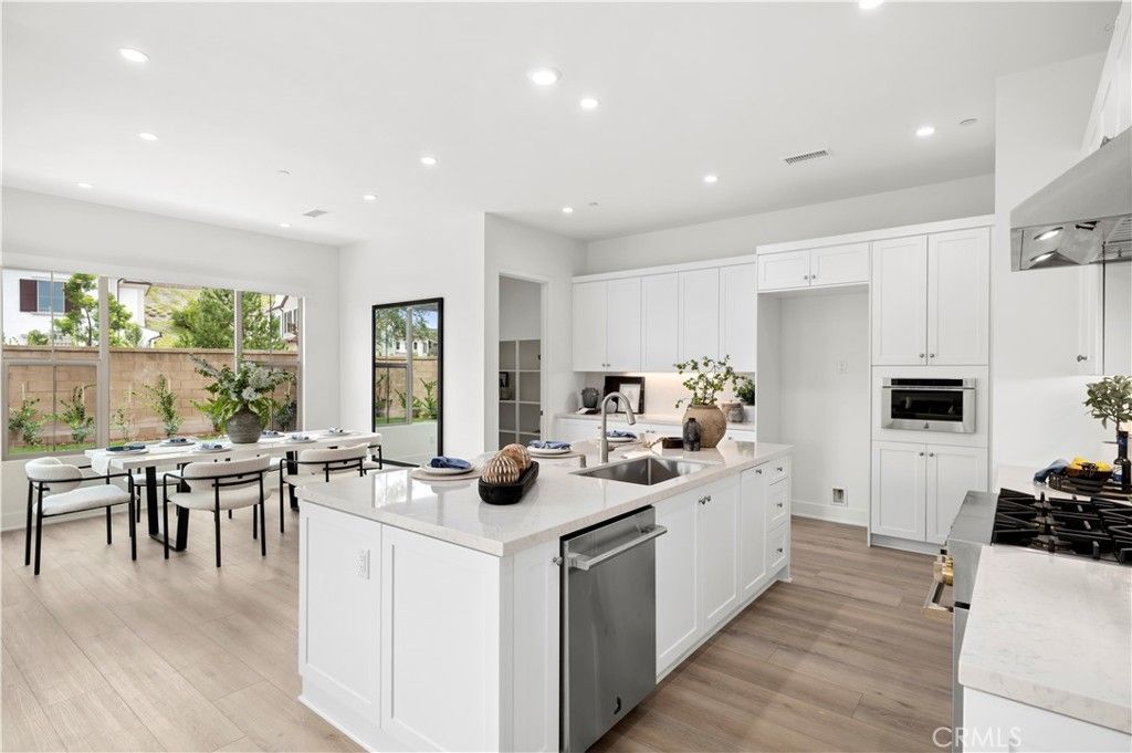 Image 12 of property listing at 122 Glydon, Irvine, CA 92618