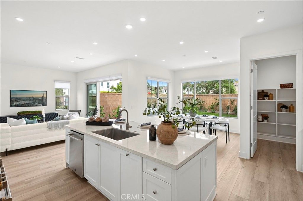 Image 13 of property listing at 122 Glydon, Irvine, CA 92618