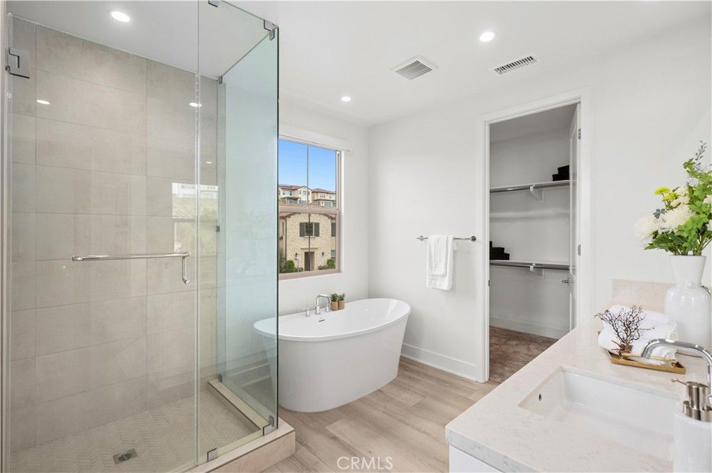 Image 23 of property listing at 122 Glydon, Irvine, CA 92618