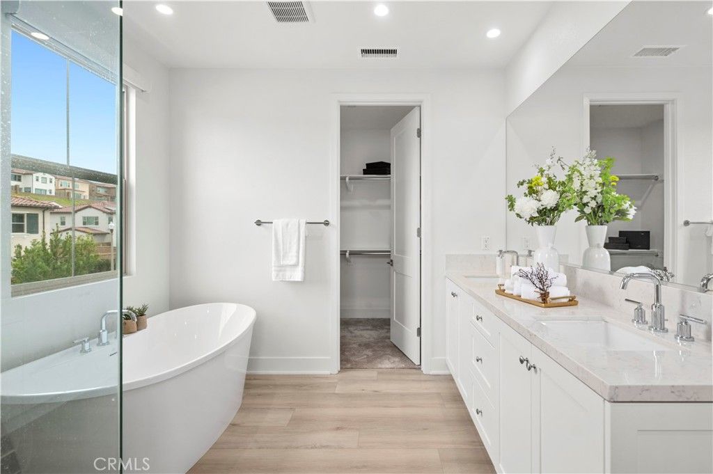 Image 24 of property listing at 122 Glydon, Irvine, CA 92618