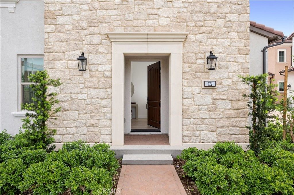 Image 3 of property listing at 122 Glydon, Irvine, CA 92618