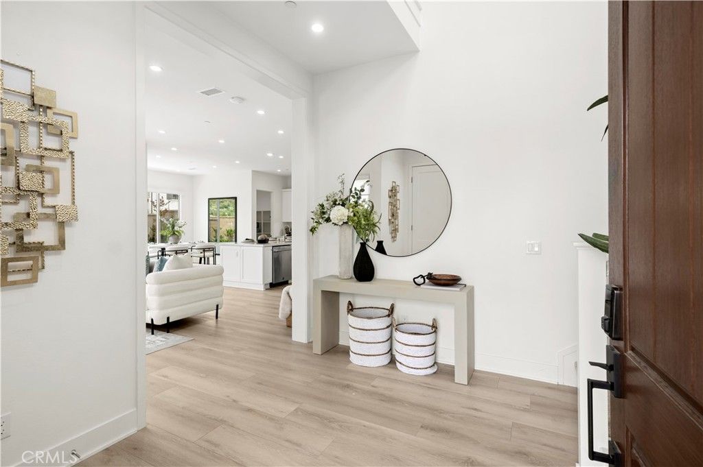 Image 4 of property listing at 122 Glydon, Irvine, CA 92618