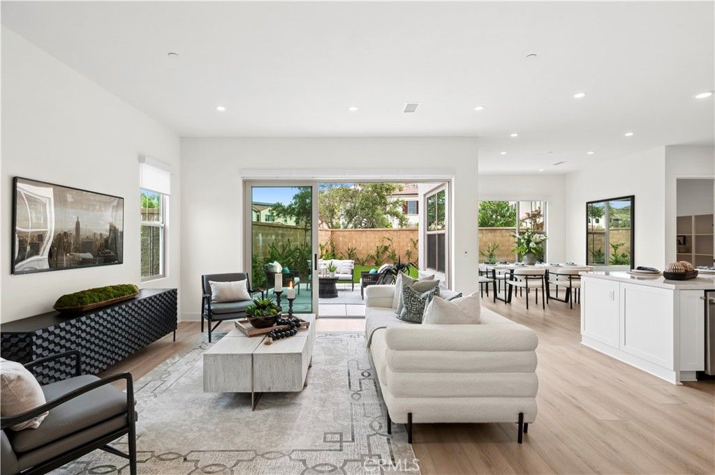 Image 7 of property listing at 122 Glydon, Irvine, CA 92618