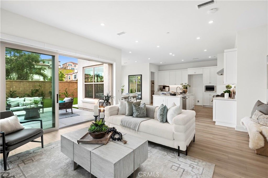 Image 8 of property listing at 122 Glydon, Irvine, CA 92618