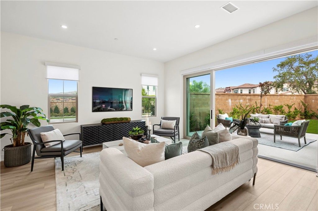 Image 9 of property listing at 122 Glydon, Irvine, CA 92618