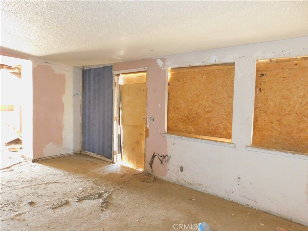 Image 10 of property listing at 25372 Jade Road, Barstow, CA 92311