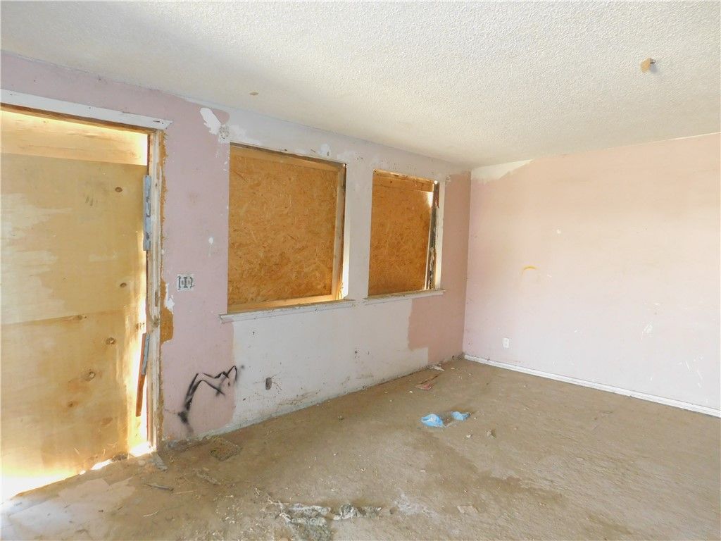 Image 14 of property listing at 25372 Jade Road, Barstow, CA 92311