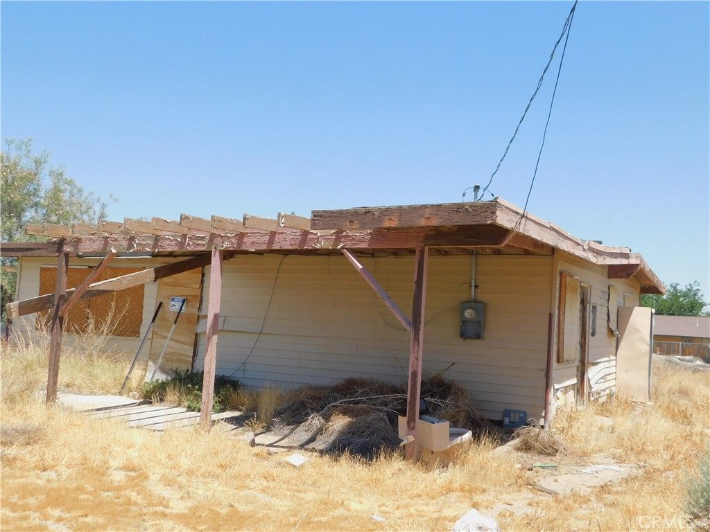 Image 2 of property listing at 25372 Jade Road, Barstow, CA 92311