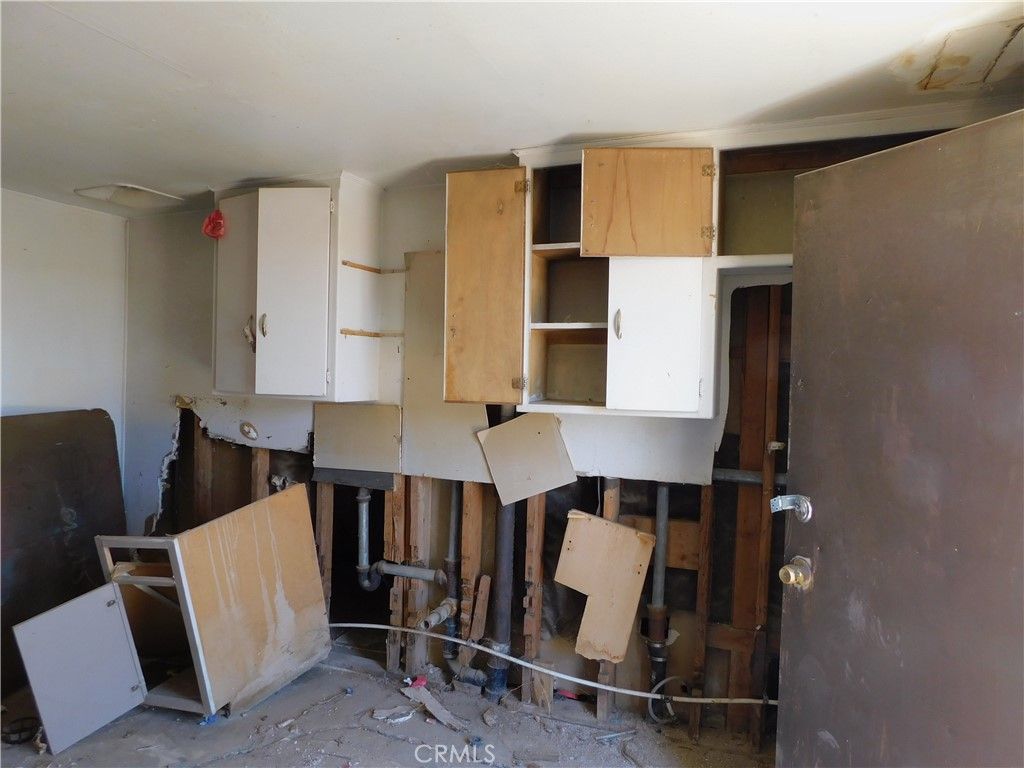 Image 6 of property listing at 25372 Jade Road, Barstow, CA 92311