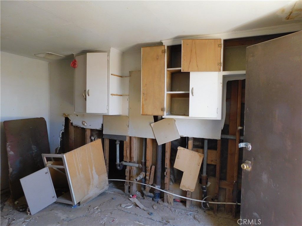 Image 7 of property listing at 25372 Jade Road, Barstow, CA 92311