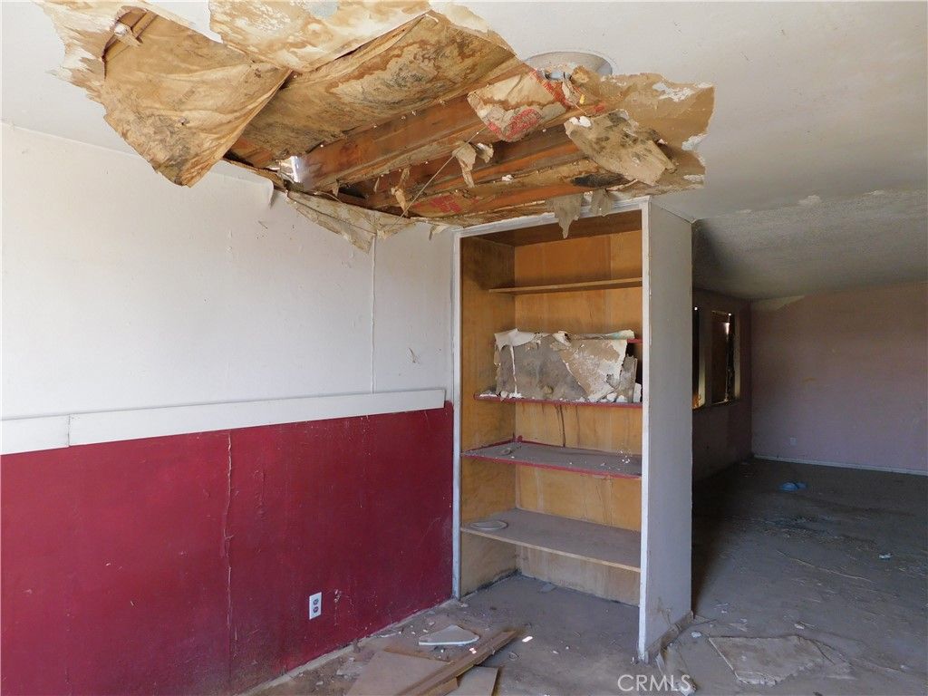 Image 8 of property listing at 25372 Jade Road, Barstow, CA 92311