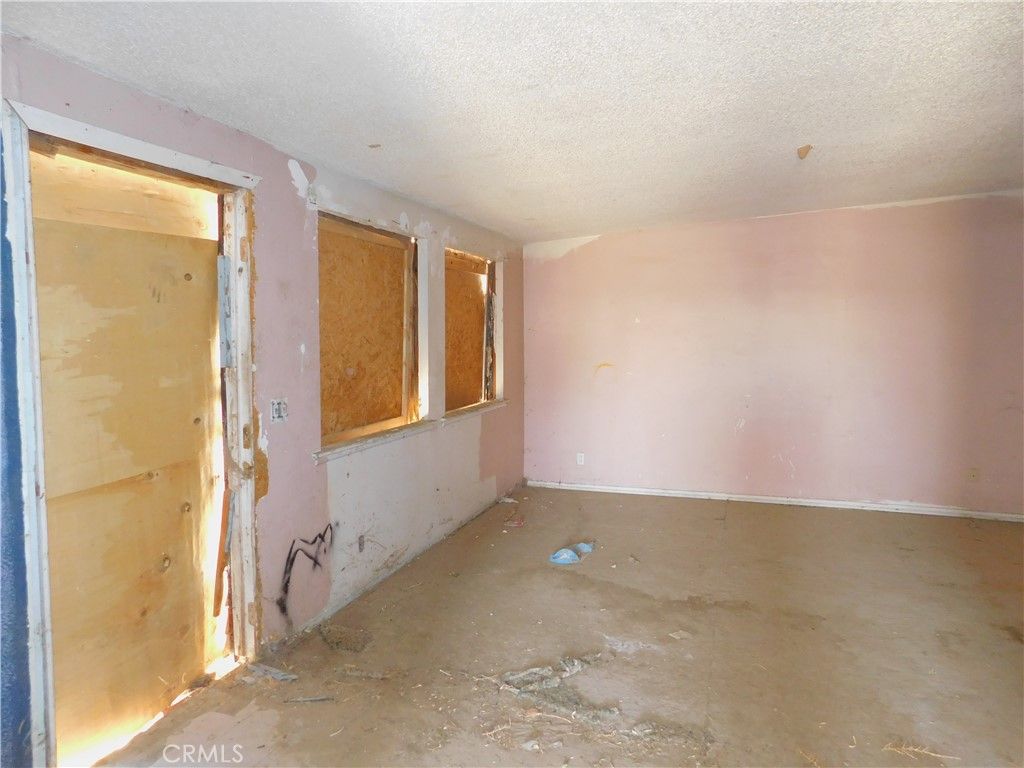 Image 9 of property listing at 25372 Jade Road, Barstow, CA 92311