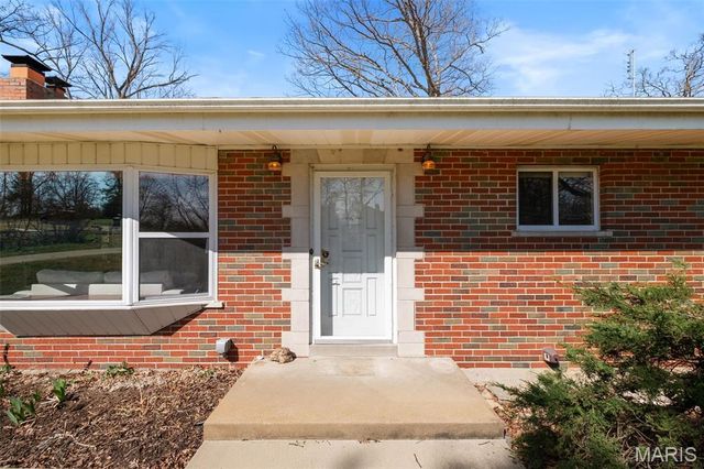 15 Oakwood Lane, St Louis, MO 63129