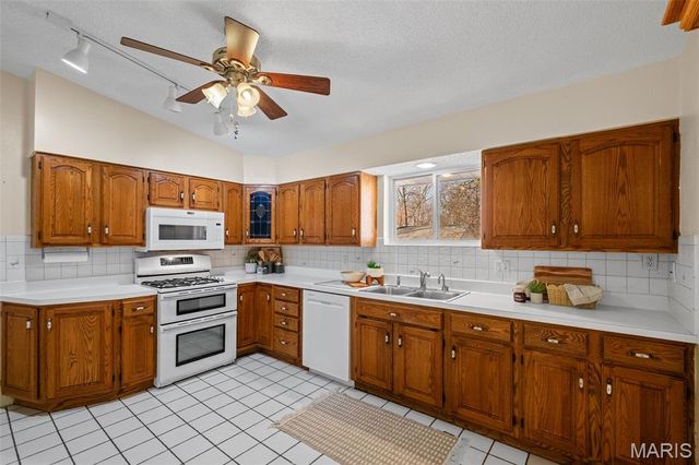 15 Oakwood Lane, St Louis, MO 63129