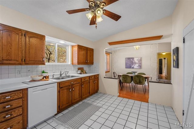 15 Oakwood Lane, St Louis, MO 63129