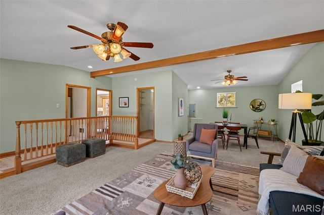 15 Oakwood Lane, St Louis, MO 63129