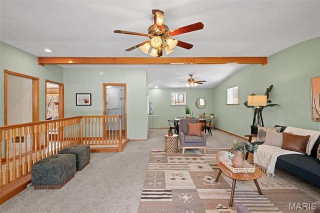 15 Oakwood Lane, St Louis, MO 63129