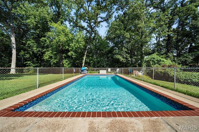 15 Oakwood Lane, St Louis, MO 63129