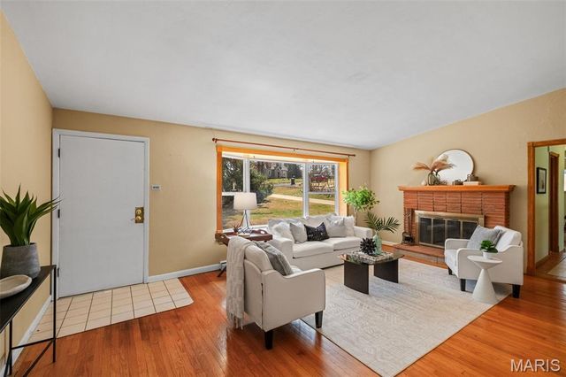 15 Oakwood Lane, St Louis, MO 63129