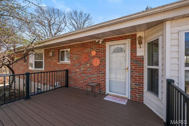 15 Oakwood Lane, St Louis, MO 63129