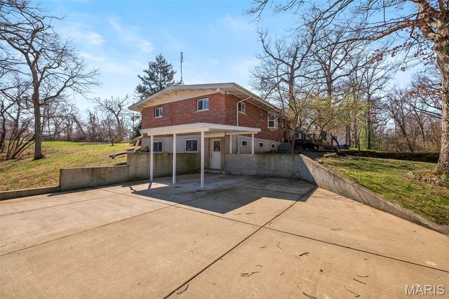 15 Oakwood Lane, St Louis, MO 63129