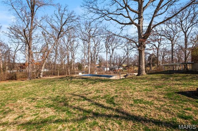 15 Oakwood Lane, St Louis, MO 63129