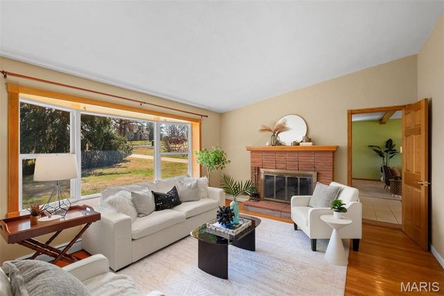 15 Oakwood Lane, St Louis, MO 63129