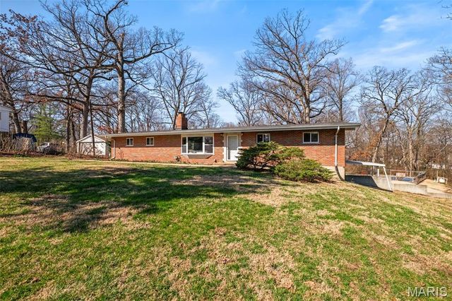 15 Oakwood Lane, St Louis, MO 63129