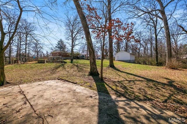 15 Oakwood Lane, St Louis, MO 63129