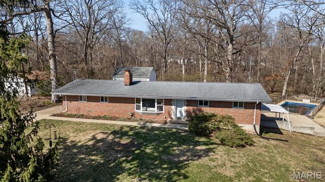 15 Oakwood Lane, St Louis, MO 63129