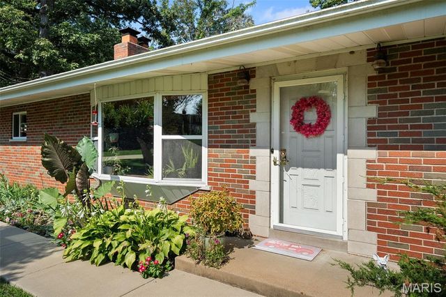 15 Oakwood Lane, St Louis, MO 63129