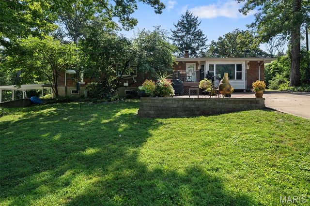 15 Oakwood Lane, St Louis, MO 63129