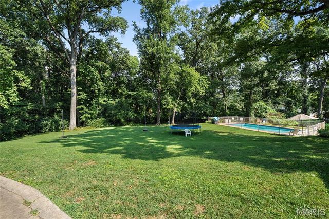 15 Oakwood Lane, St Louis, MO 63129