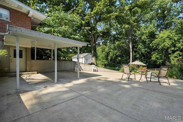 15 Oakwood Lane, St Louis, MO 63129