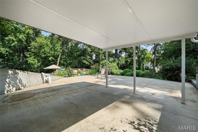 15 Oakwood Lane, St Louis, MO 63129