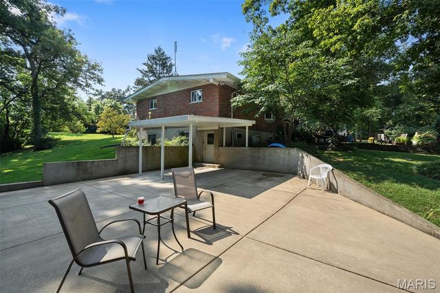 15 Oakwood Lane, St Louis, MO 63129