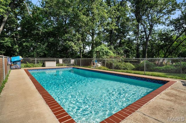 15 Oakwood Lane, St Louis, MO 63129