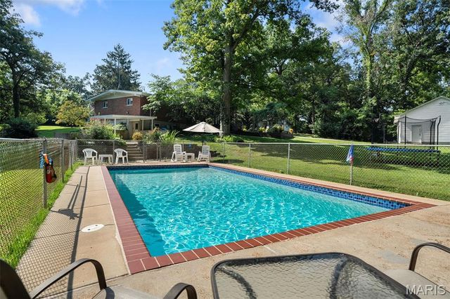 15 Oakwood Lane, St Louis, MO 63129