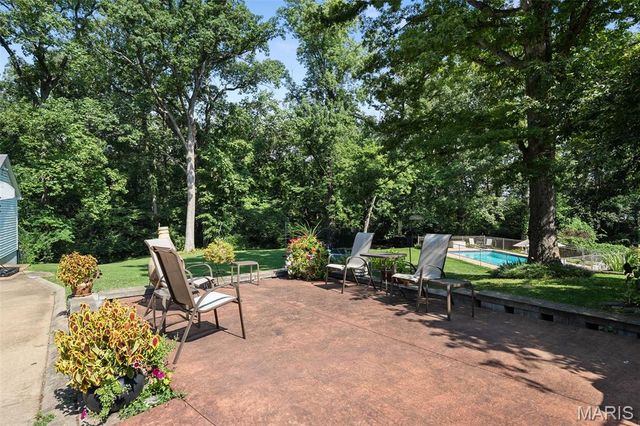 15 Oakwood Lane, St Louis, MO 63129