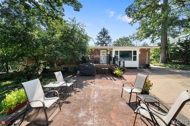 15 Oakwood Lane, St Louis, MO 63129