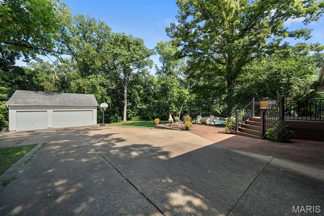 15 Oakwood Lane, St Louis, MO 63129